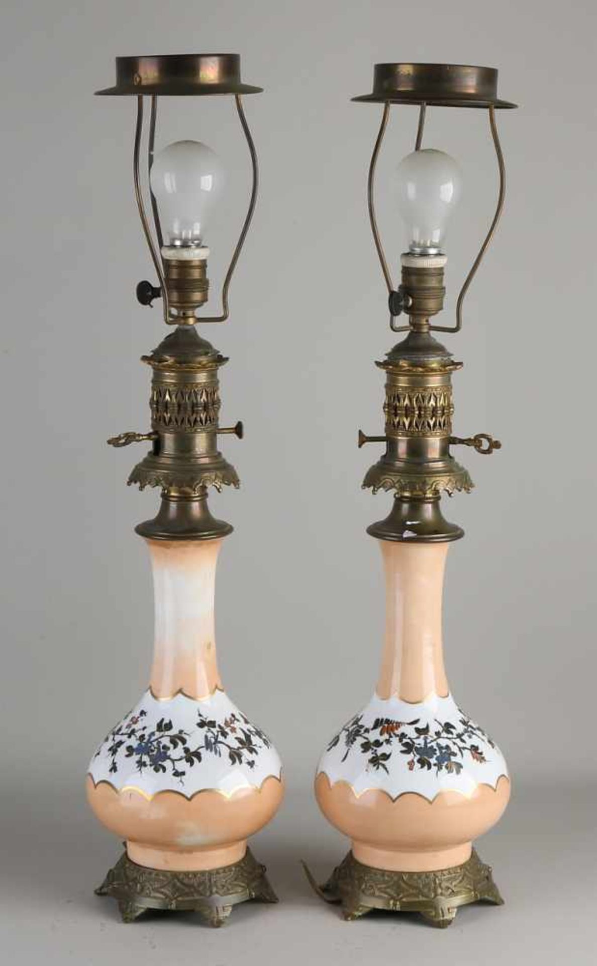 Zwei antike Porzellantischlampen. Elektrifizierte Petroleumlampen mit Messing- und Blumenbemalung.