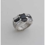 Breiter Silberring, 925/000, mit Zirkonias. Ring mit 5 schwarzen und 4 weißen ovalen facettierten