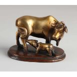 Antike orientalische Bronzekuh mit Kalb. Erste Hälfte des 20. Jahrhunderts. Größe: 5,5 x 8 x 6