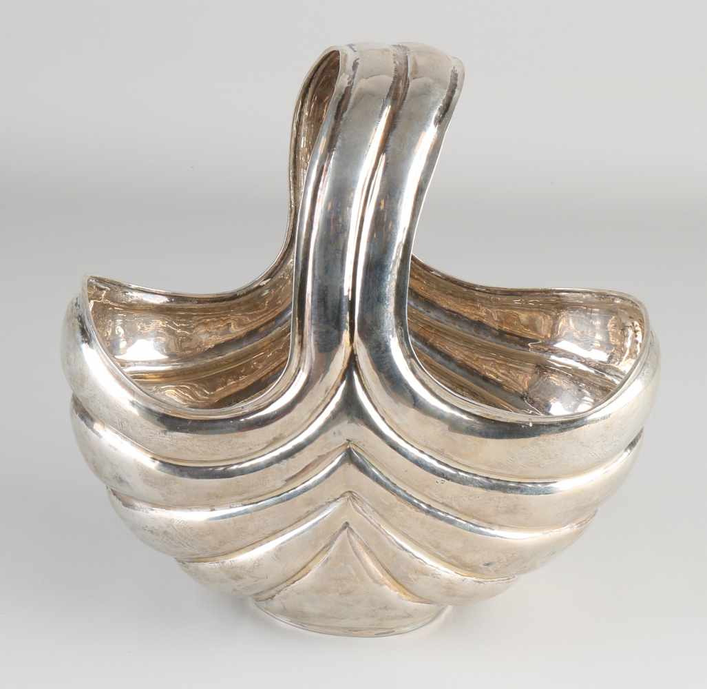 Schöner silberner Korb, 800/000, in Form eines Griffkorbs mit einer aufgeschraubten Applikation - Image 2 of 2