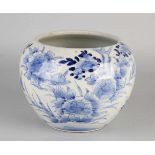 Blumentopf aus chinesischem oder japanischem Porzellan aus dem 18. Jahrhundert mit Garten- /