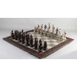 Altes Schachspiel mit griechischen Figuren. Figuren, Zusammensetzung, Schachbrett etwas Schaden.