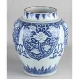 Große blaue und weiße chinesische Porzellanvase aus dem 17. Jahrhundert mit Blumendekor.