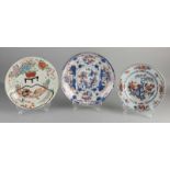 Drei antike Teller. China / Japan. 1 x großes chinesisches Gericht mit Gartendekoration, markiert