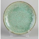 Antiker chinesischer Porzellan-Seladon-Teller mit Blumenreliefdekor. Größe: Ø 25 cm. In guter