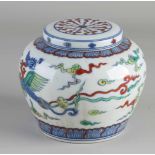 Chinesisches Porzellan-Ingwerglas mit Paradiesvögeln in der Wolkendekoration + Bodenmarke.