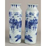 Zwei chinesische Porzellan-Spiralvasen mit Gartenfiguren ringsum. Größe: 39 cm. In guter Konditi