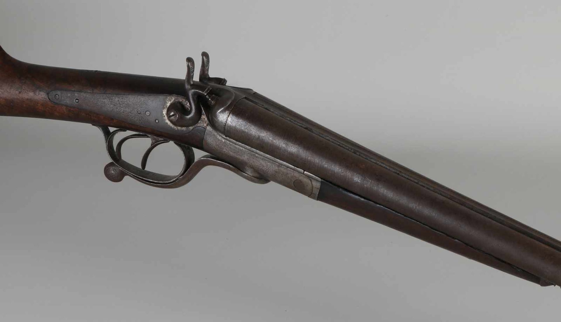 Doppelläufiges Jagdgewehr aus dem 19. Jahrhundert mit Gravuren und Quecksilberlauf. Größe: L 111 - Image 2 of 2