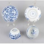 Zwei Kang Xi-Tassen und Untertassen aus chinesischem Porzellan aus dem 18. bis 19. Jahrhundert mit