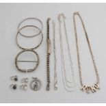 Viel Silberschmuck mit verschiedenen Halsketten, Armbändern, Broschen und Ohrclips. etwa 107