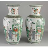 Zwei große Family Rose-Vasen aus chinesischem Porzellan mit Figuren und sechs Zeichen.