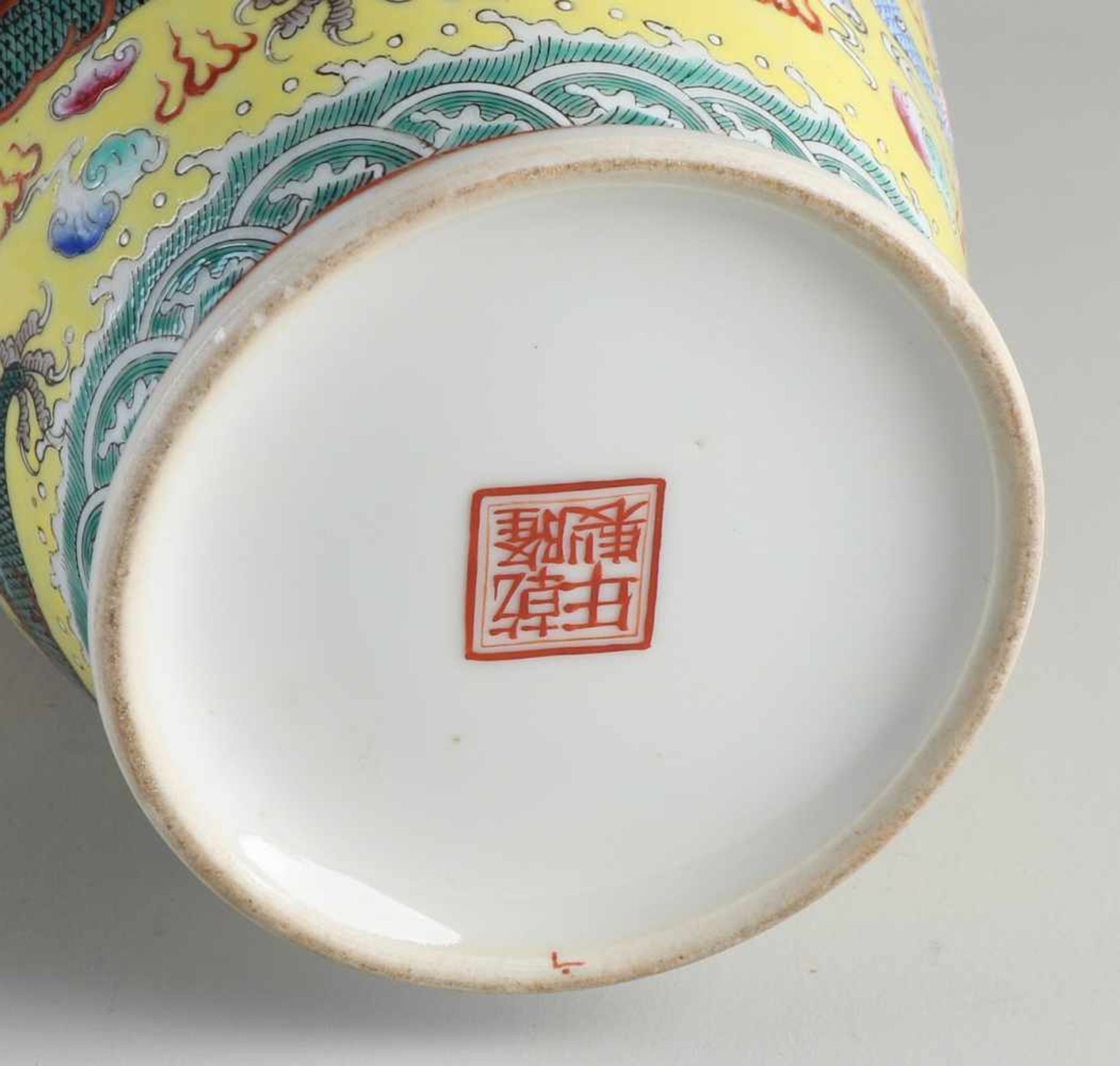 Sehr fein dekorierte chinesische Porzellan Family Rose Vase mit Drachen in Wolken / - Bild 3 aus 3