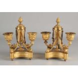 Zwei französische Bronze-Kerzenleuchter aus dem frühen 19. Jahrhundert im Louis Seize-Stil.