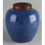 Großes chinesisches Ingwerglas aus Porzellan mit Holzdeckel, blauer Glasur und dekorativen Figuren