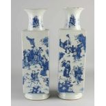 Zwei große seltene chinesische Porzellanvasen aus dem 17. - 18. Jahrhundert. Quadrat mit Figuren