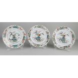 Drei chinesische Porzellanteller aus Porzellan der Familie aus dem 18. Jahrhundert mit