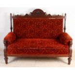 Antikes Gründerzeit-Sofa aus deutschem Walnussholz mit roter Samtpolsterung. Um 1880. Tragen.