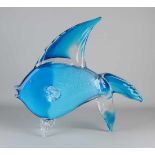 Schöner großer Kunstglas-Sonnenfisch. Blau-transparentes Glas. 21. Jahrhundert. Größe: 42 x 4