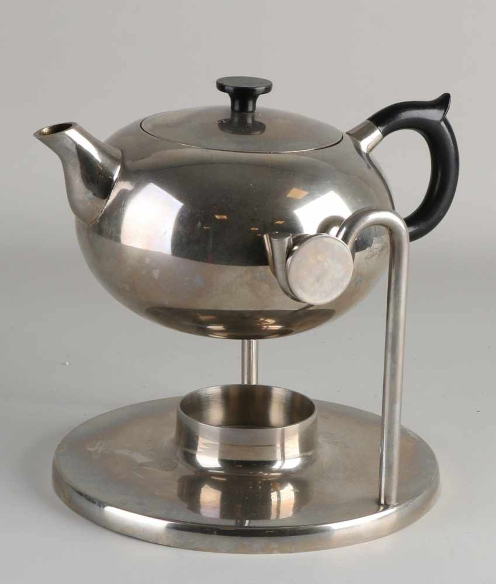Teekanne aus vernickeltem Messing im Bauhausstil mit Komfort. Ohne Brenner. Um 1930 - 1950.
