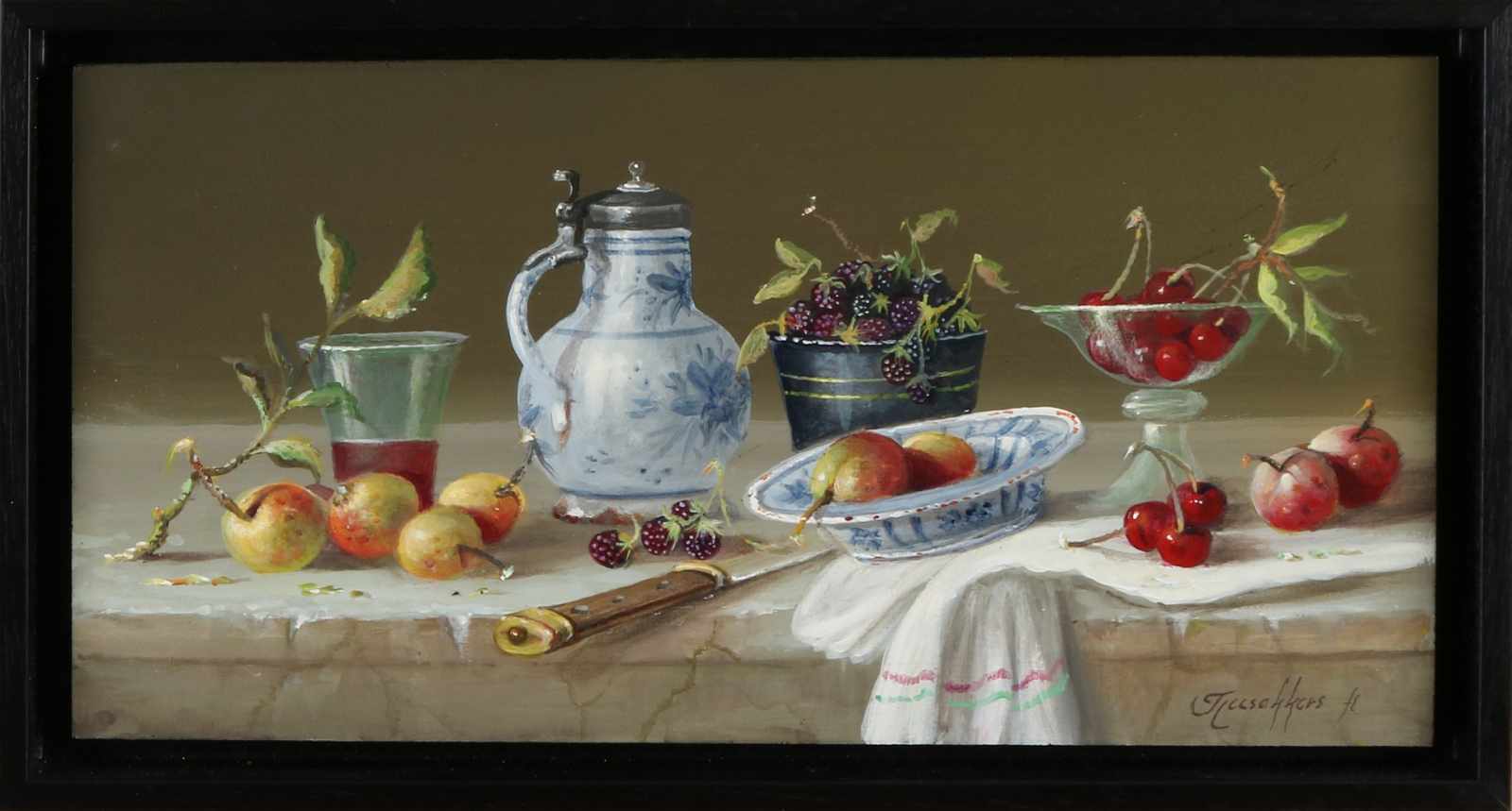 Thomas Heesakkers. 1946 -. Stillleben mit Obst, Porzellan, Glas usw. Ölfarbe auf Holz.
