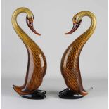 Zwei große Kunstglasenten im Murano-Stil. 21. Jahrhundert. Abmessungen: H 42 - 43 cm. In gutem