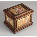 Antike Walnussschachtel mit Deckel mit fünf Porzellantafeln. Vermutlich Sevres. 19. Jahrhundert.