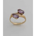 Glatter Gelbgoldring, 585/000, mit Amethyst. Ring mit einem schlanken Kopf mit einem Zickzack mit