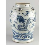 Große chinesische Porzellanvase aus dem 17. Jahrhundert mit Drachen- / Wolkendekor rundum.