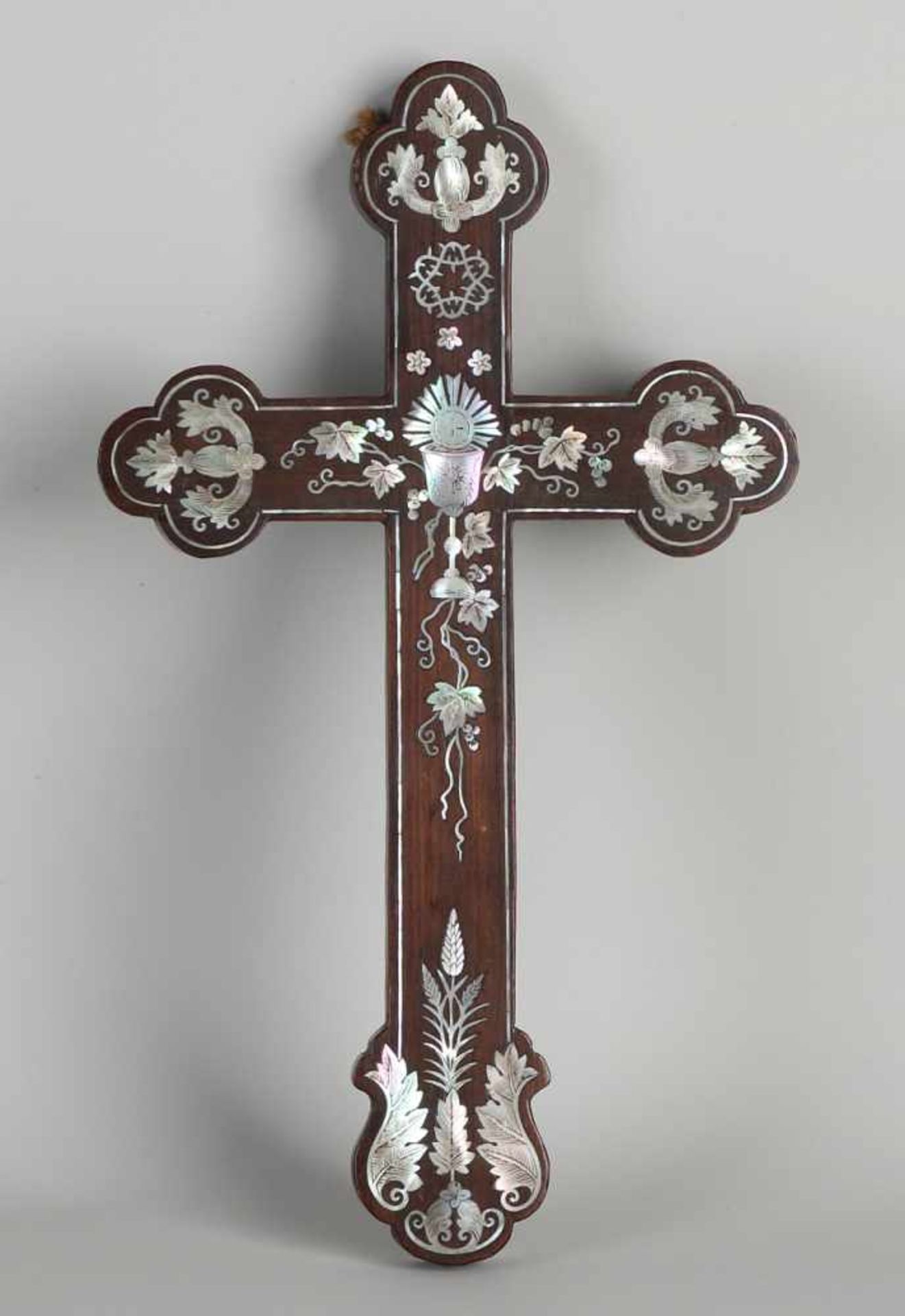 Heiliges Kreuz aus Mahagoni des 19. Jahrhunderts mit wunderschön eingelegter Perlmutt-Intarsie.