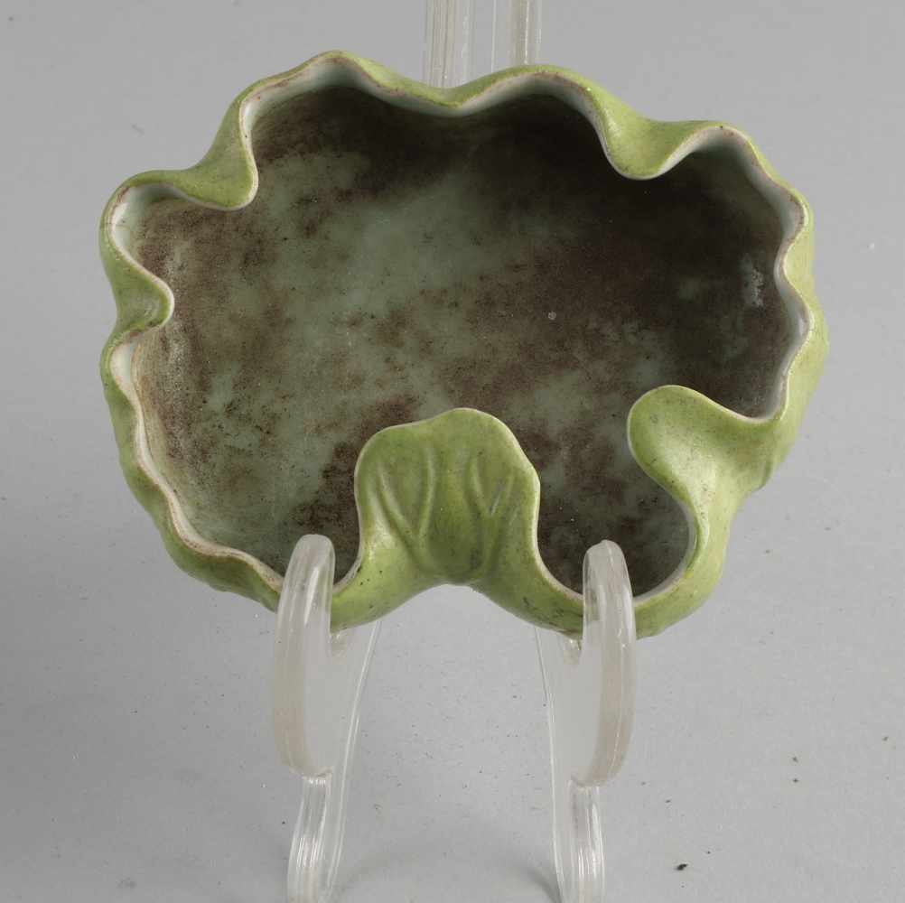 Chinesische Porzellan-Wasserschale in Seerosenblattform. Mit grüner Glasur und Bodenmarkierung. - Image 2 of 3