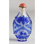 Chinesische Peking Glasschnupftabakflasche mit Fledermausdekoration. Blau / Neutral. Größe: 8 cm