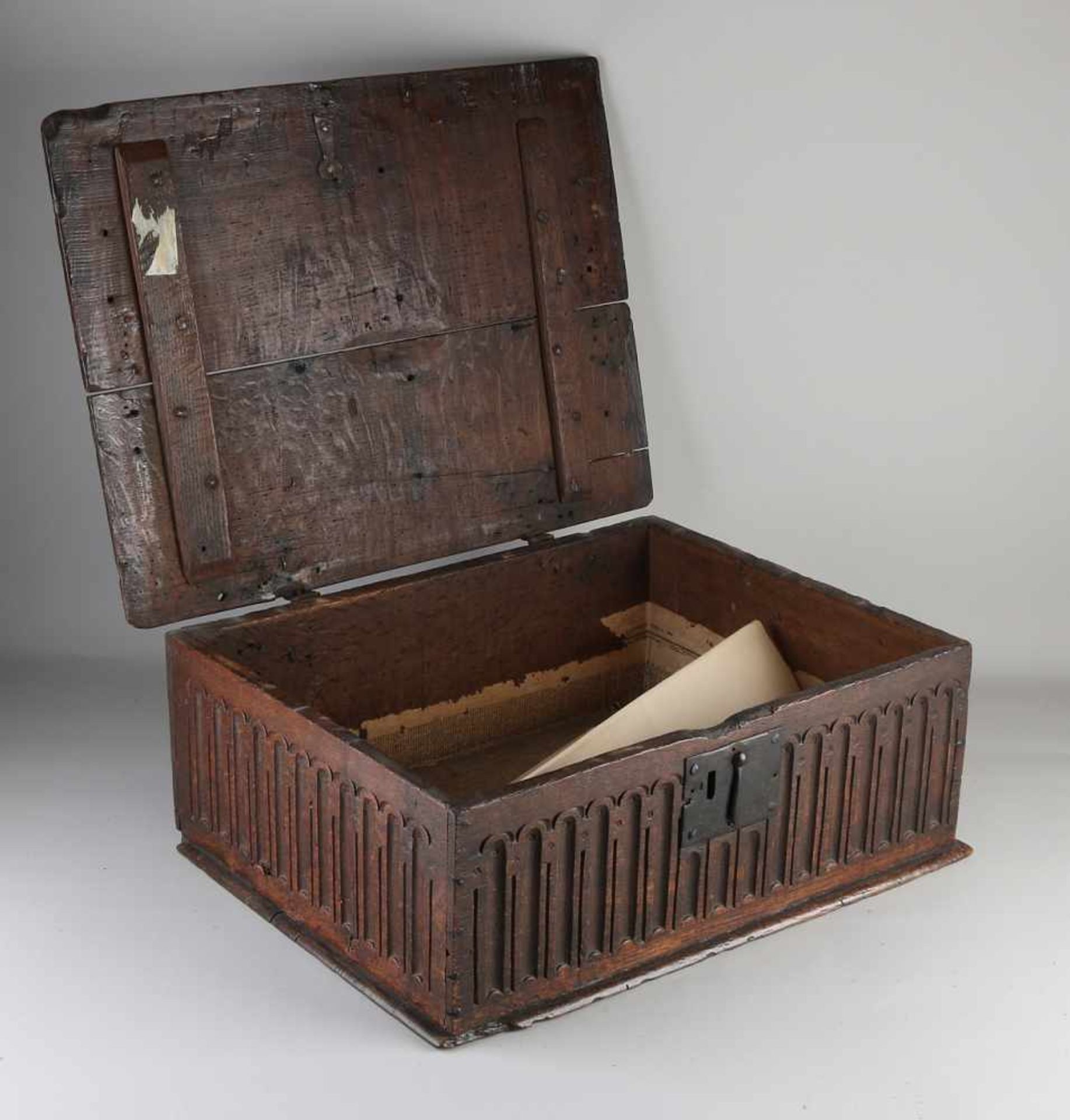 Seltene gotische Bibelbox aus Eichenholz mit originalem Schloss + Beschlägen. Ca. 1650. Abmessunge - Image 2 of 2