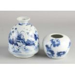 Zwei chinesische Porzellanvasen. Bestehend aus; Einmal Blumen- / Fischdekor + Bodenmarkierung. Un