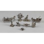 Sieben silberne Miniaturen, 835/000, mit einer Kutsche mit Pferd und 2 Figuren, einer Kutsche mit