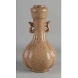 Chinesische Porzellan-Vase mit Griffen und hellbrauner Seladon-Glasur. Abmessungen: H 27 cm. In