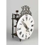 Uhrwerk einer französischen Laternenuhr aus dem 19. Jahrhundert. Unvollständig. Größe: 35 cm. In