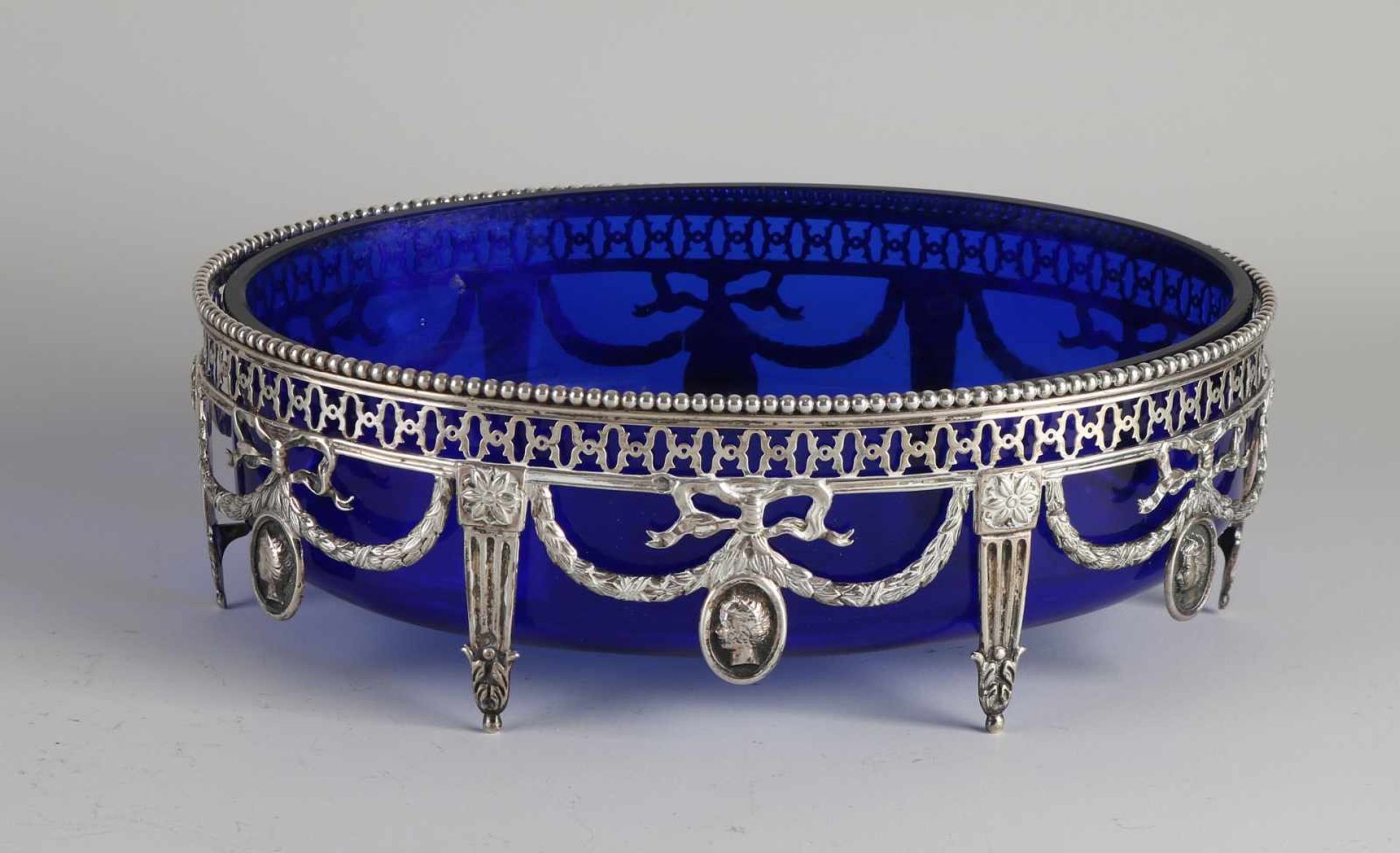 Silber Jardiniere, 833/00, mit blauem Glasliner. Ovale durchbrochene Schale, verziert mit