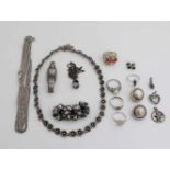 Lot Silberschmuck mit einer Halskette aus Blumen, MT .: N.From, Dänemark, eine Brosche mit Blumen,