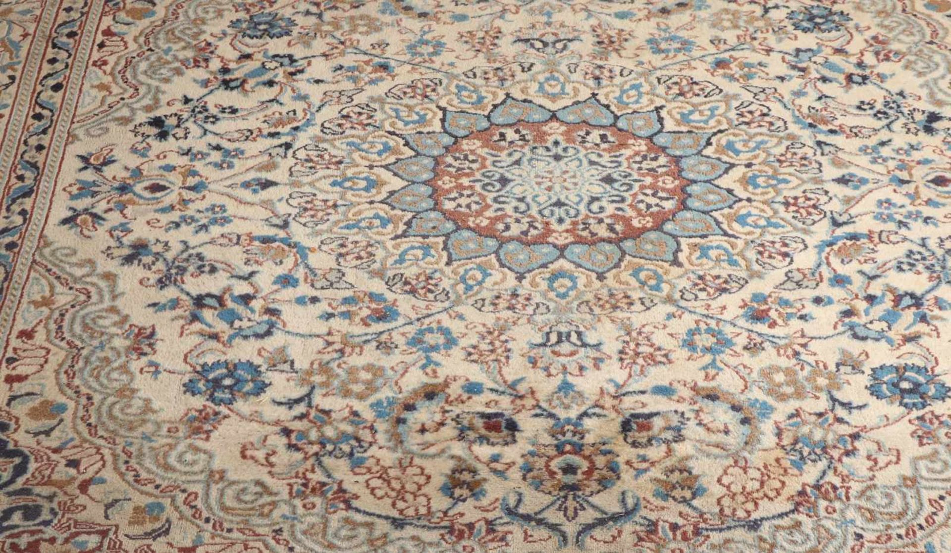Großer cremefarbener Perserteppich mit Blumendekor. Blau, Türkis und so weiter. Größe: 251 x 1 - Bild 2 aus 3
