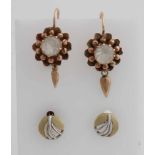 Zwei Paar Ohrringe, 585/000, mit Steinen. Runde Ohrringe mit Weißgold-Finish, ø 7 mm, und ein Paa