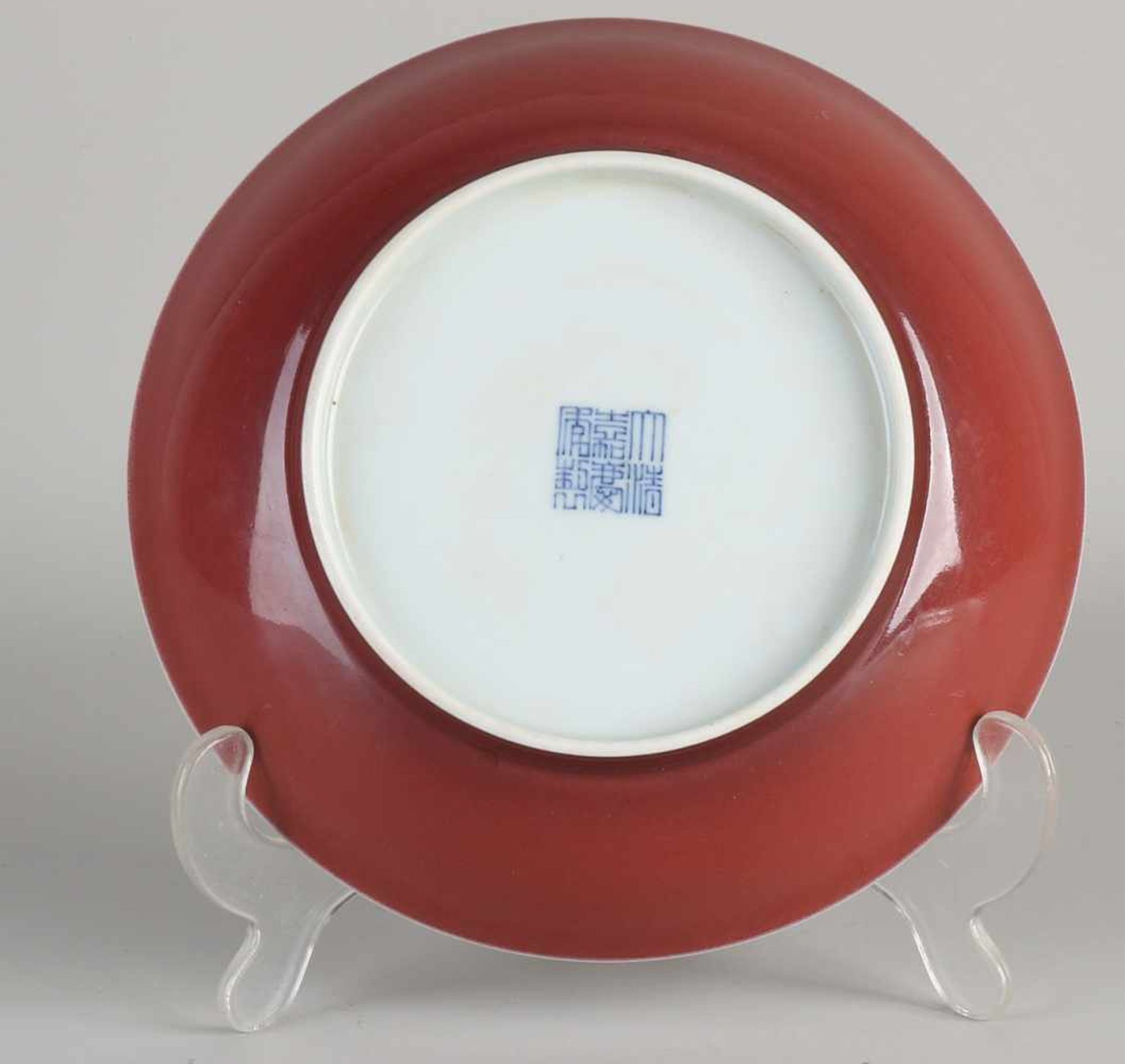 Chinesischer Porzellanteller mit roter Glasur. Mit unterer Markierung. Abmessungen: H 4,5 x Ø 18, - Bild 2 aus 2