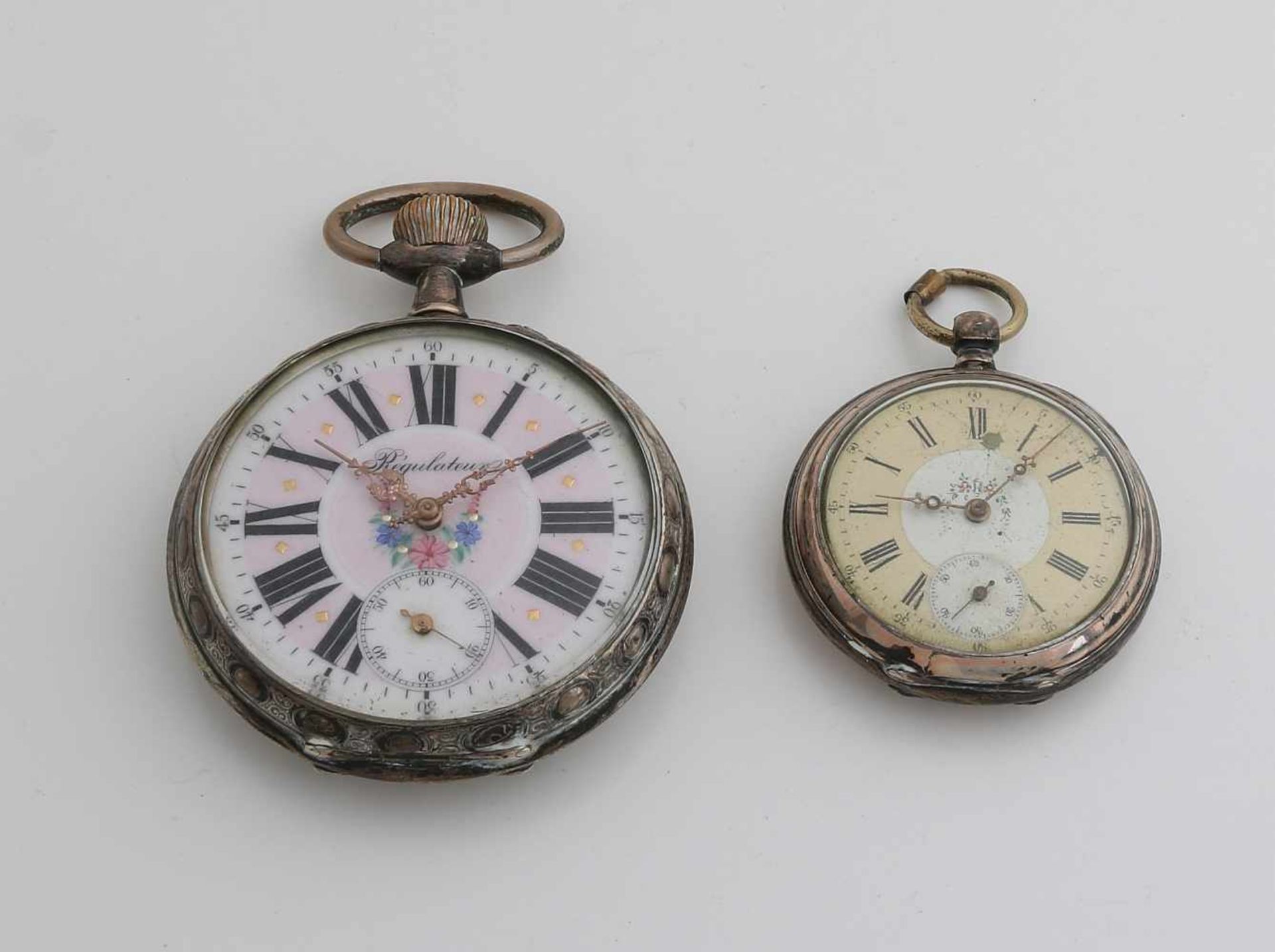 Zwei silberne Taschenuhren, 800/000, eine große Uhr mit verziertem Rand und auf der Rückseite eine