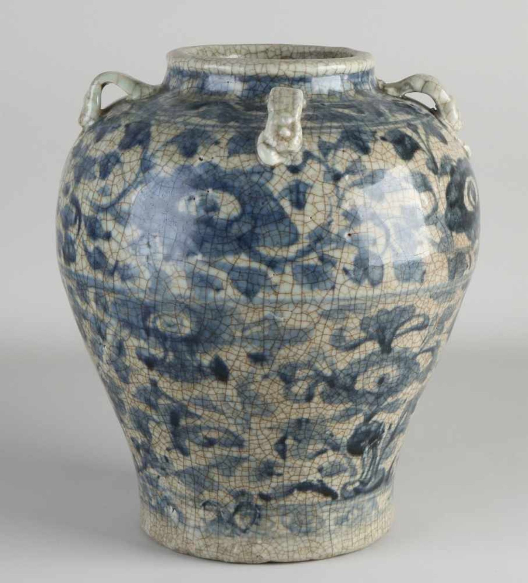 Chinesische Porzellan-Ming-Vase mit vier Griffen und Blumendekor. Knisternde Glasur. Abmessungen: - Bild 2 aus 3