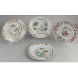 Vier chinesische Porzellanteller aus dem 18. bis 19. Jahrhundert. Verschiedene. Zwei gut, zwei