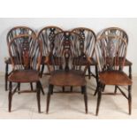 Seltenes Set aus sieben antiken Windsor-Stühlen aus englischer Ulme mit wunderschöner Patina. Ca.