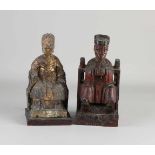 Zwei antike chinesische Tempelwächter mit Polychromie. Einmal Terrakotta mit Vergoldung. Einmal