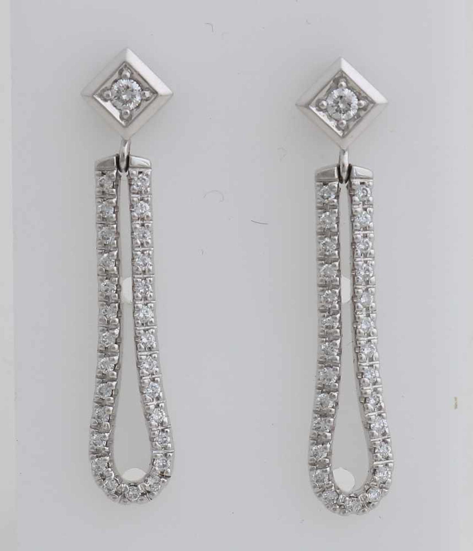 Weißgold-Ohrringe, 750/000, mit Diamanten im Brillantschliff. Diamantförmige Ohrringe aus Weißgo