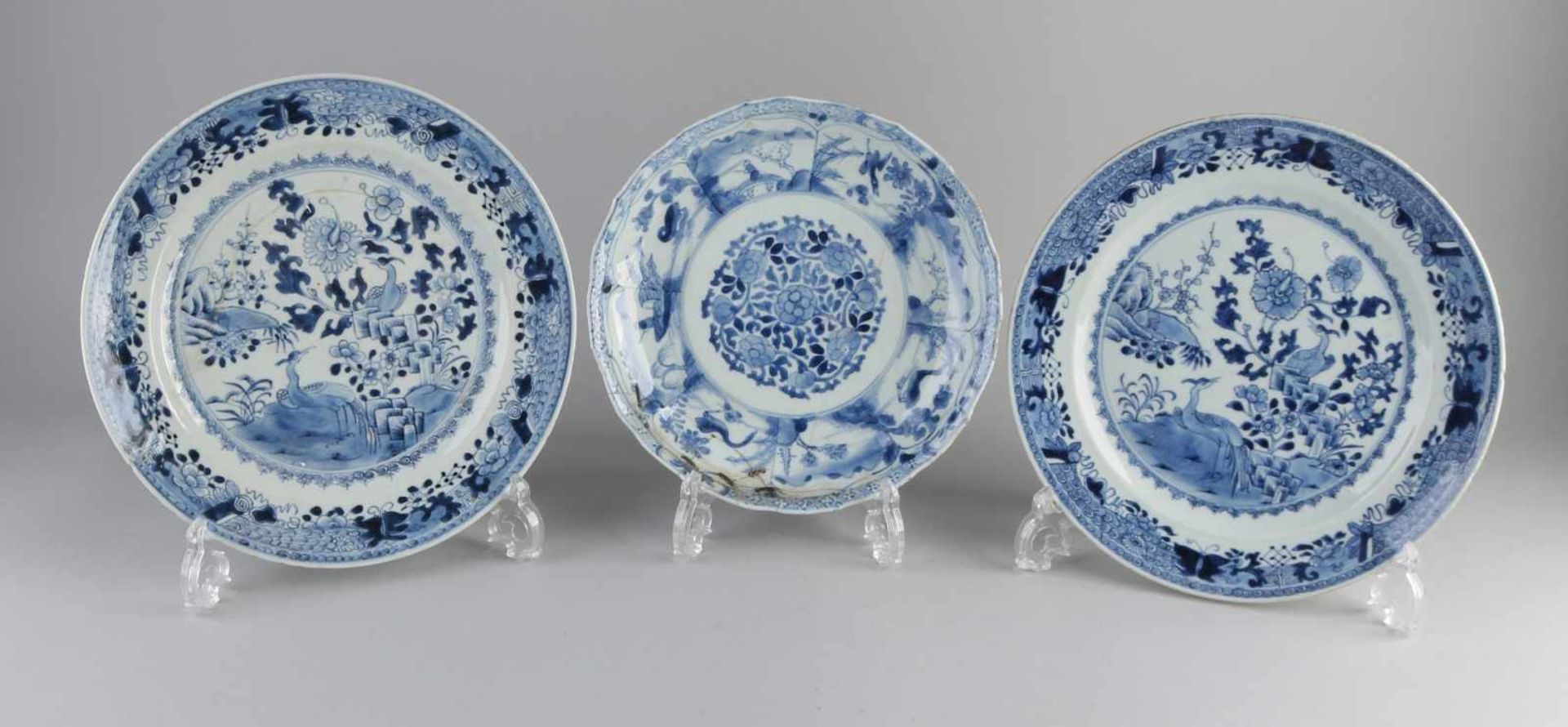 Drei antike chinesische Porzellanteller. 18. Jahrhundert. Bestehend aus: Zwei Landschaften mit