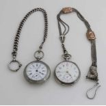 Zwei Uhren mit silberner Uhrenkette, 833/000. Eine silberne Taschenuhr mit verzierter Kette mit