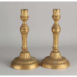 Zwei Ormolu-Bronze-Kerzenleuchter aus dem frühen 19. Jahrhundert. Abmessungen: H 26 cm. In guter